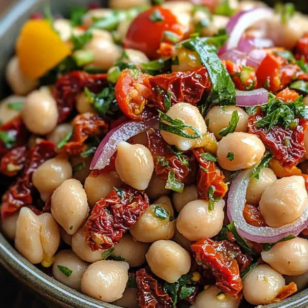 Marinierter getrockneter Tomaten-Bohnen-Salat