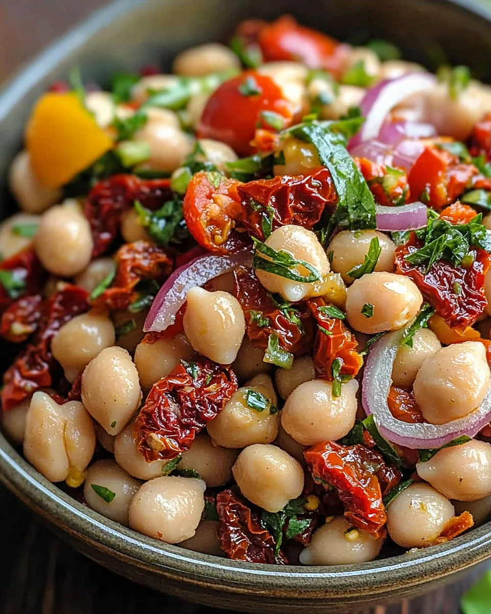 Marinierter getrockneter Tomaten-Bohnen-Salat